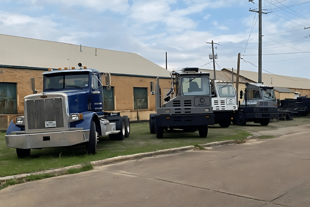 Ottawa yard truck dealer, spotter truck repair in New Boston, TX at Renew Truck. Image of a yard spotter truck and heavy-duty semi parked outside, showcasing the shop’s expertise in rebuilding, servicing, and restoring yard trucks for peak performance.